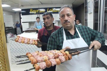 Gribe Yakalanmamak İçin Soğan Kebabı Yiyorlar