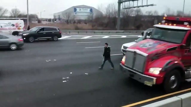 Un fourgon s'ouvre sur l'autoroute et laisse s'échapper 510.000 dollars !
