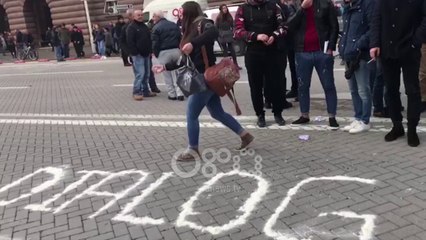 Ora News - Studentët shkruajnë me miell para kryeministrisë: Jo Dialog