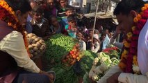 राजस्थान: विधायक बनने के बाद ठेला पर बेचने लगे सब्जी, वीडियो वायरल