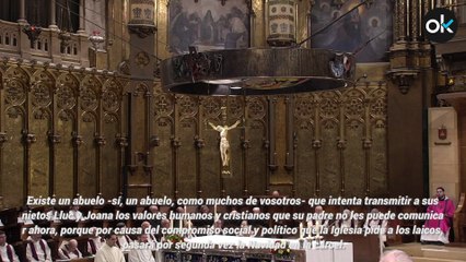 Un monje de Montserrat mete a la familia Junqueras durante la homilía del pasado domingo