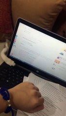 Un chaton empêche une fille de travailler