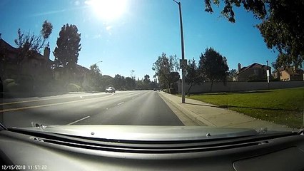 Un automobiliste s'arrête pour sauver un bébé qui joue au milieu de la route