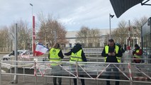 Les Gilets jaunes restent au péage en attendant l’évacuation