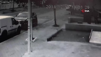 Motosiklet ile Otomobilin Çarpışma Anı Güvenlik Kamerasında
