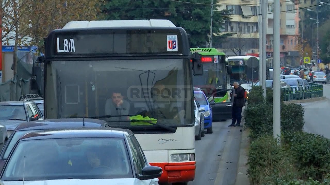 Report TV - Protesta, bllokimi i rreth-rrotullimit te Rruga e e Elbasanit nga studentët e Ekonomikut