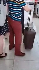 Ce passager devient fou parce que sa valise est perdue !