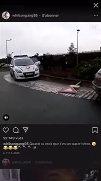 Une dizaine de Gilets Jaunes s'en prend à un policier sur un rond-point !