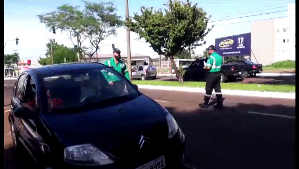 Motoristas são orientados pela Cettrans na Av. Rocha Pombo