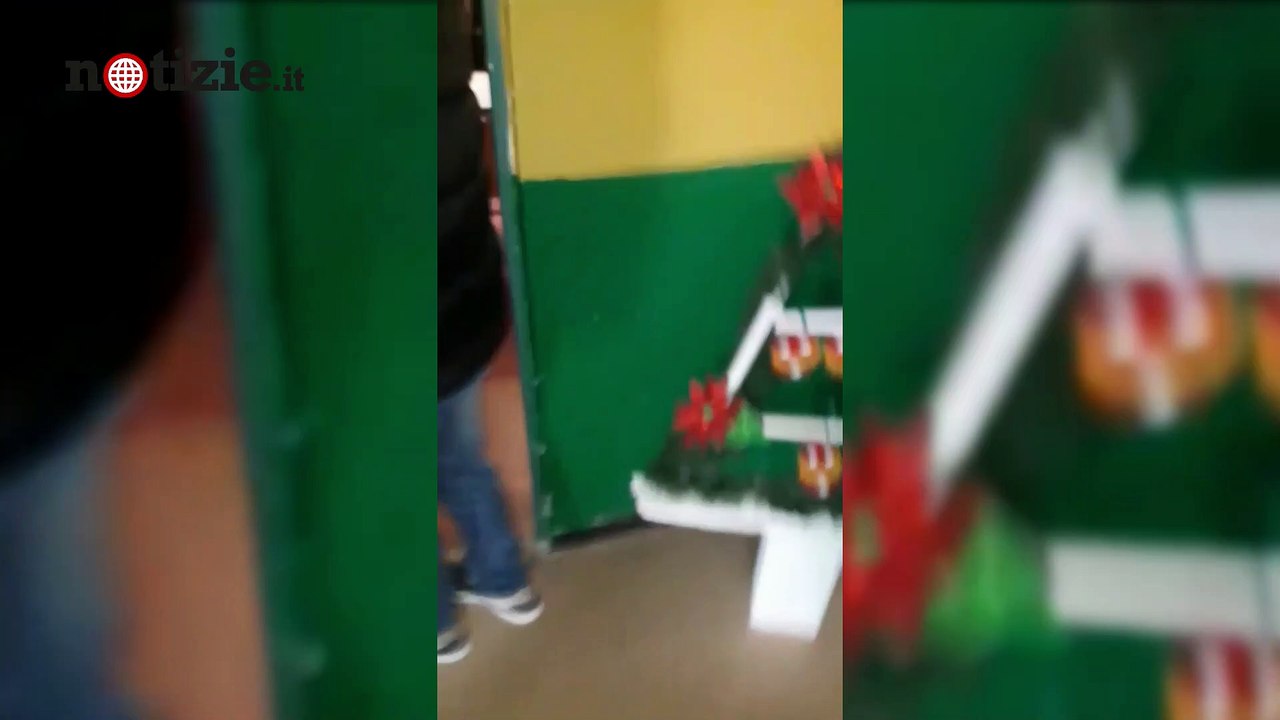 Gela, rissa tra mamme a scuola durante la recita di Natale: bimbi spaventati | Notizie.it