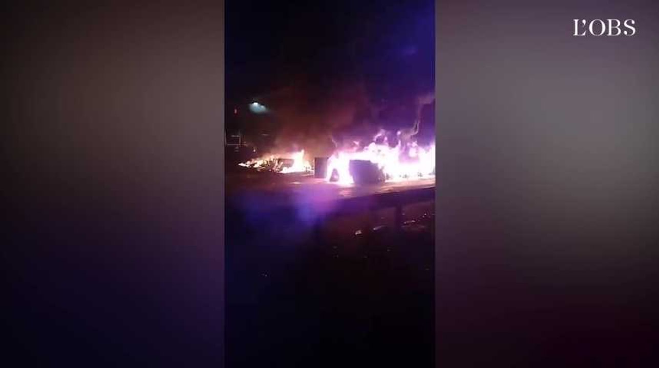 Des "gilets jaunes" incendient le péage de Bandol