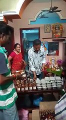 தாயின் நினைவு தினத்துக்கு குவார்ட்டர், கோழி பிரியாணி தானம் செய்த மகன்-வீடியோ