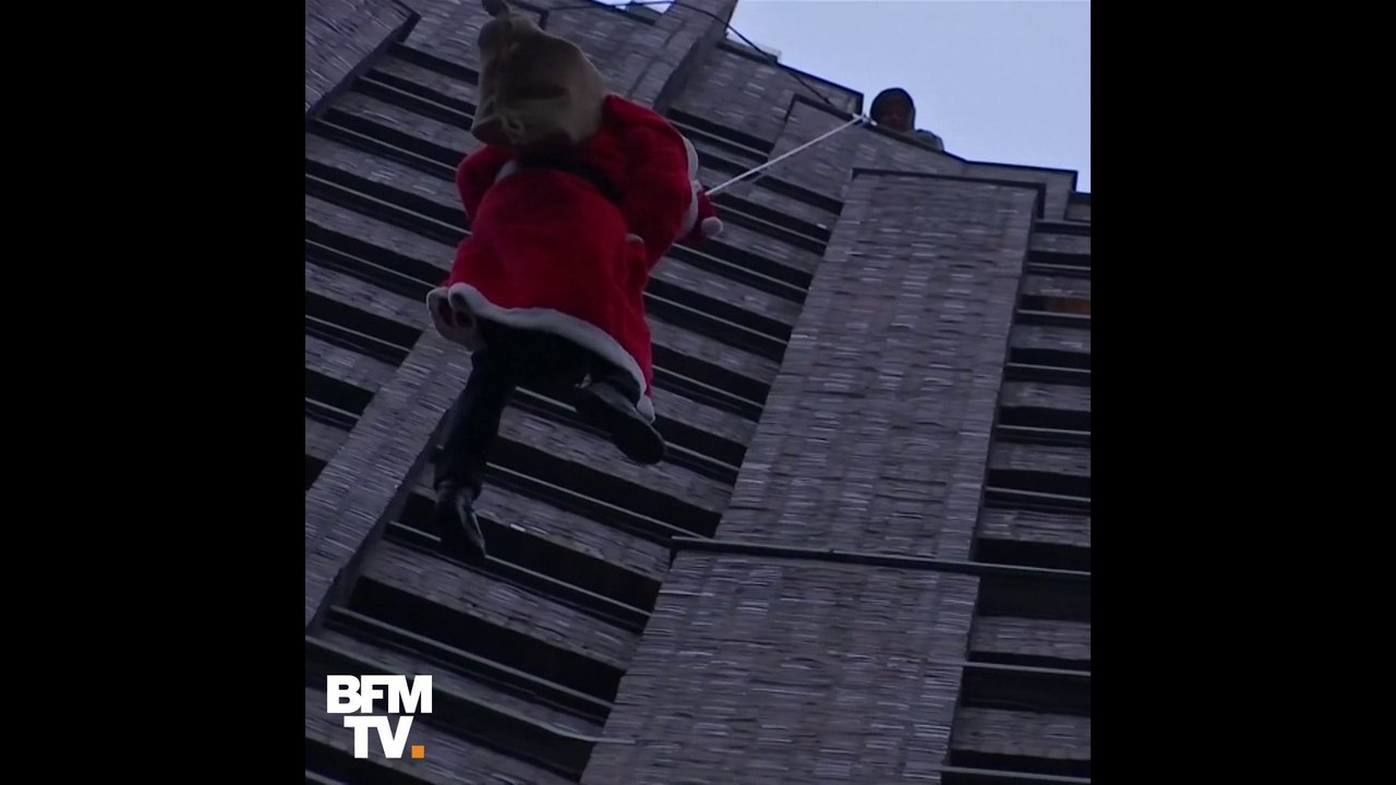 Non, pas par la cheminée ! Ce Père Noël descend en rappel pour livrer les cadeaux