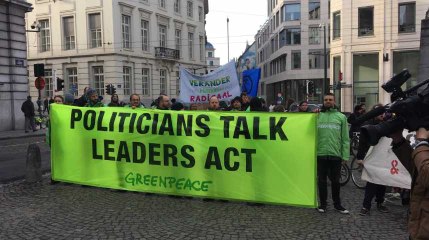 Climat: manifestation devant le Parlement