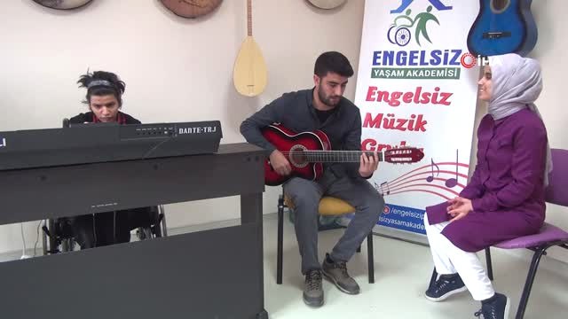 Vanlı Nurcihan'ın Milyonda Bir Görülen Yeteneği...görme Engelli Nurcihan, Tüm Notaları Ezbere...