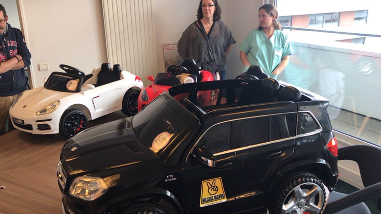 Des voitures électriques pour transporter les enfants au bloc opératoire
