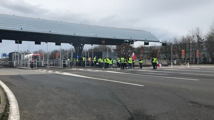 La gendarmerie arrive au péage pour l’évacuation des Gilets jaunes