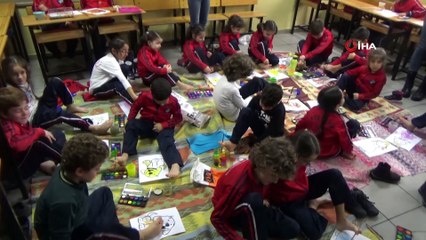 Engellileri anlamak için ayakları ve ağızları ile resim yaptılar