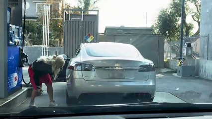 Une blonde veut mettre de l’essence dans sa Tesla mais ne comprend pas ce qui cloche