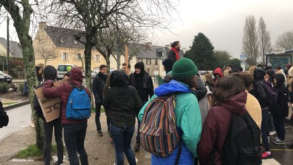 Les lycéens grévistes marchent jusqu’à la mairie