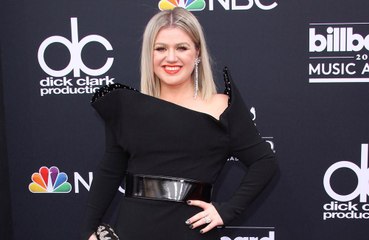Kelly Clarkson planning 'snowy Christmas'