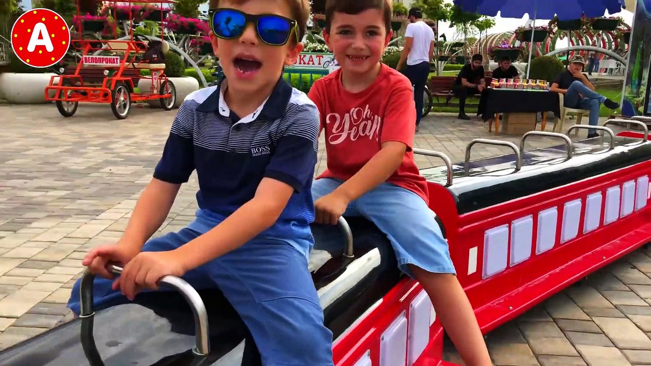 Les Enfants Jouent au Parc d'Attractions et Conduisent les Voitures - Video pour Les Enfants
