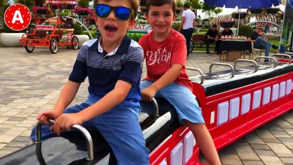 Les Enfants Jouent au Parc d'Attractions et Conduisent les Voitures - Video pour Les Enfants