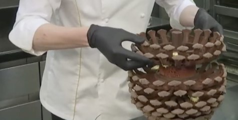 Une bûche de Noël en forme de pomme de pin - ZAPPING CUISINE DU 18/12/2018