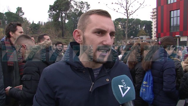 STUDENTET HEDHIN VEZE DREJT KRYEMINISTRISE, BLLOKOJNE DHE DISA RRUGE - News, Lajme - Kanali 7