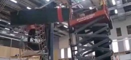 Kevin et régis travaillent dans une usine