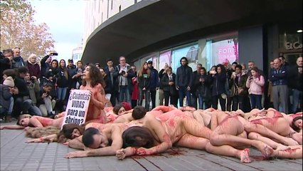 Ils protestent nus et couverts de sang contre l'utilisation de fourrure et de cuir