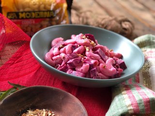 Ensalada navideña de pasta con betabel y aroma de cedrón