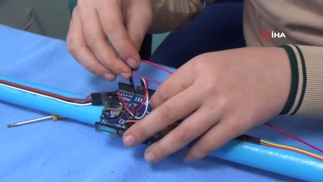 Görme Engelliler İçin 'Gören Göz' İsimli Mesafe Sensörlü Engelli Bastonu İcat Ettiler