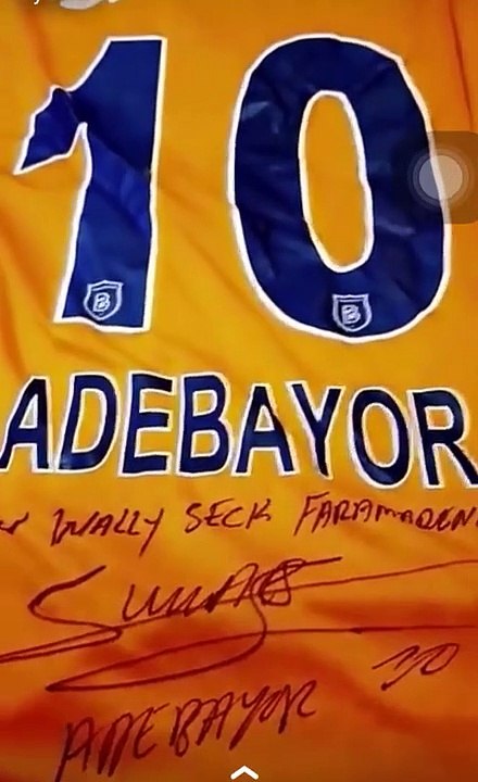 Adebayor offre un maillot à Waly Seck