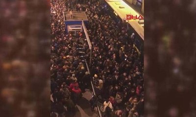 Metrobüs durağında ise insan seli!