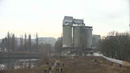 Spectacular demolition of four large silos in Poland