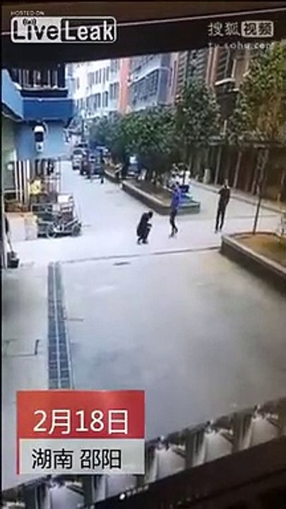 Il jette un pétard dans les égouts et booooom