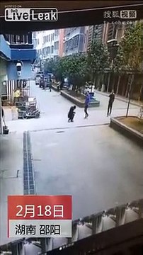 Il jette un pétard dans les égouts et booooom