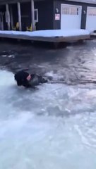 Il se rate complètement à motoneige et fini à l'eau