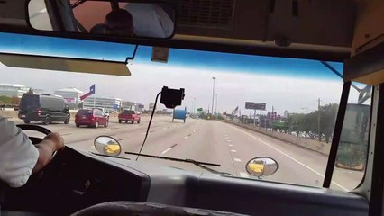 Insolite : quand tu croises un rouleau géant sur l'autoroute