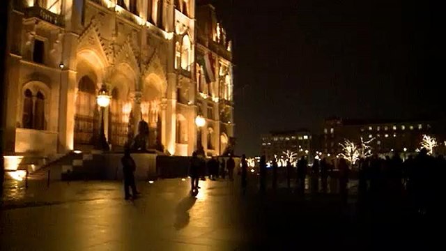 После шести дней протестов на акцию оппозиции в Будапеште вышли десятки людей