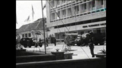TNI Patroli di Gedung Telekomunikasi RRI Paska Upaya Kudeta 3 Oktober 1965