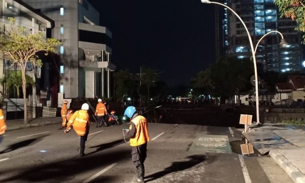 Saksi Ceritakan Detik-Detik Jalan Gubeng Ambles