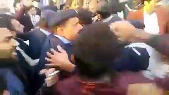 صحافیوں نے اس شخص پر تشدد کیوں کیا ویڈیو لیک ہو گئ ،کیا اس کو بھی انصاف ملے گا ؟