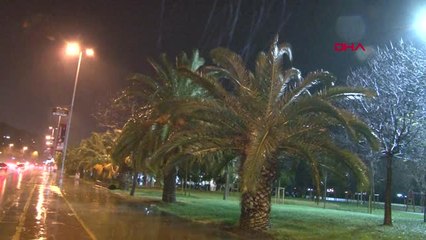 İstanbul'da Sağanak ve Rüzgar Etkili Oluyor-Ek Görüntülerle