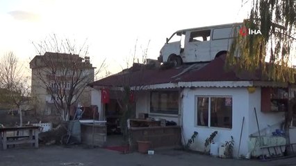 Çatıdaki Minibüs Görenleri Şaşırtıyor