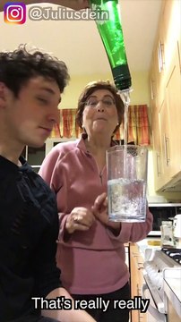 Un jeune homme piège sa grand mere dans des tours de magie