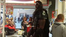 Un bodybuilder géant déguisé en Uruk-hai fait ses courses.