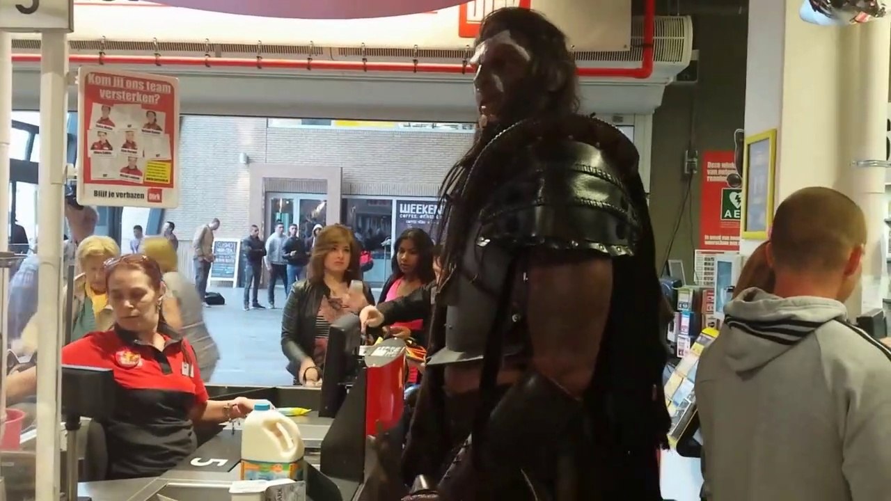 Un bodybuilder géant déguisé en Uruk-hai fait ses courses.