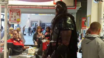 Un bodybuilder géant déguisé en Uruk-hai fait ses courses.